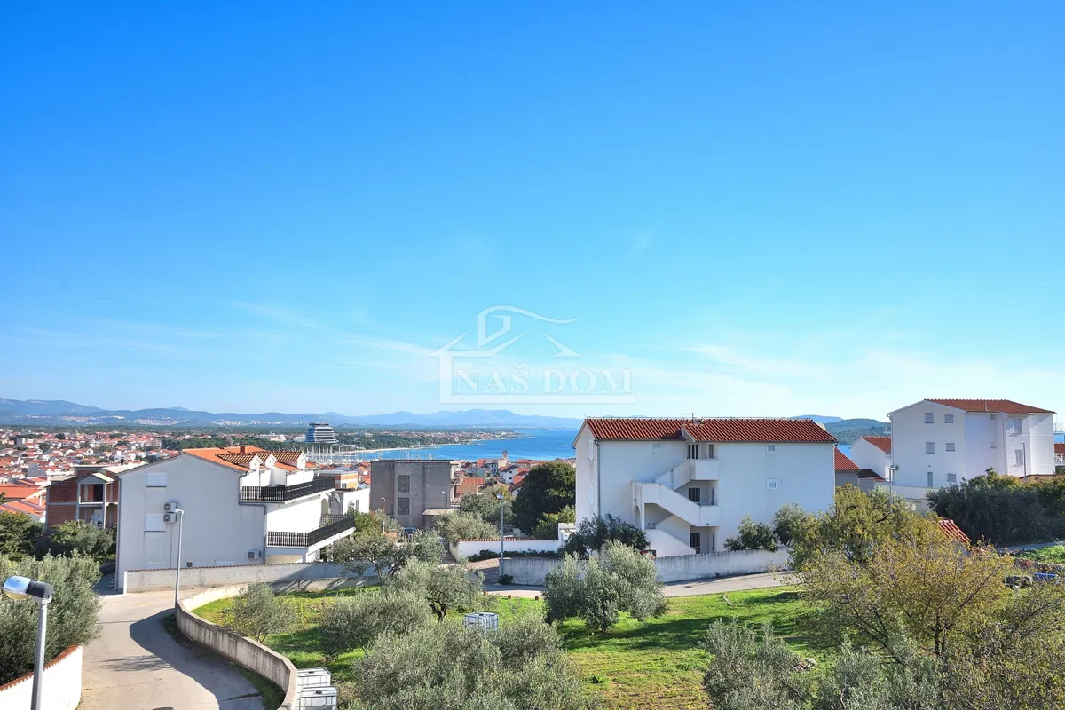Vodice - kuća s tri stana , pogled na more , 800 m od plaže
