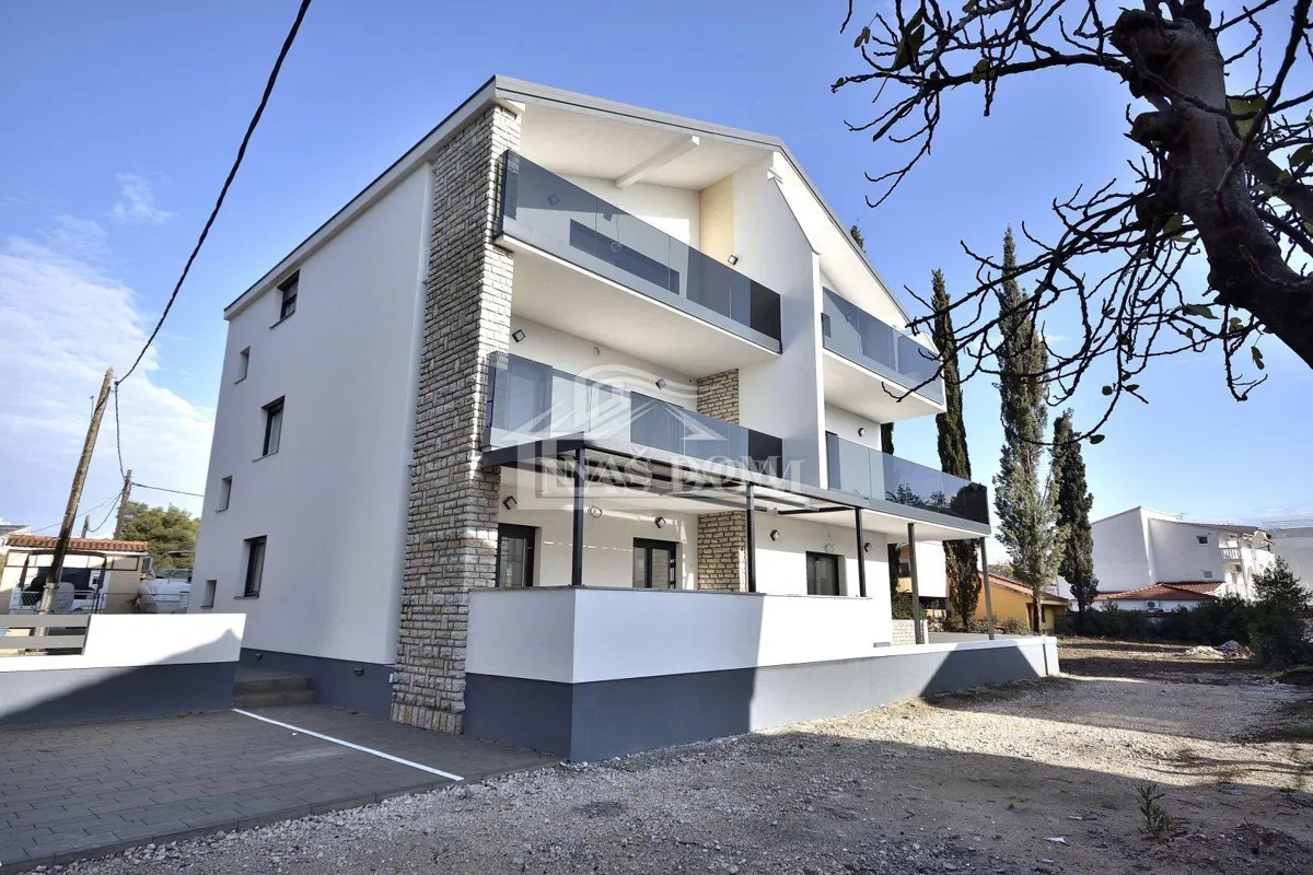 Vodice - novouređeni komforan stan u prizemlju s vrtom , 300 m od plaže