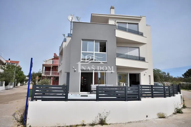 Vodice - namješten dvoetažni stan s vrtom , 850 m od mora