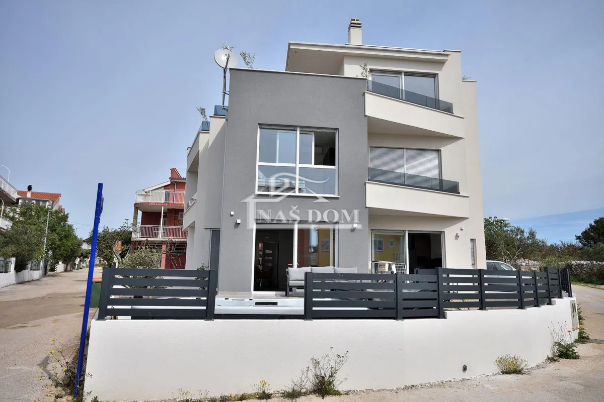 Vodice - namješten dvoetažni stan s vrtom , 850 m od mora