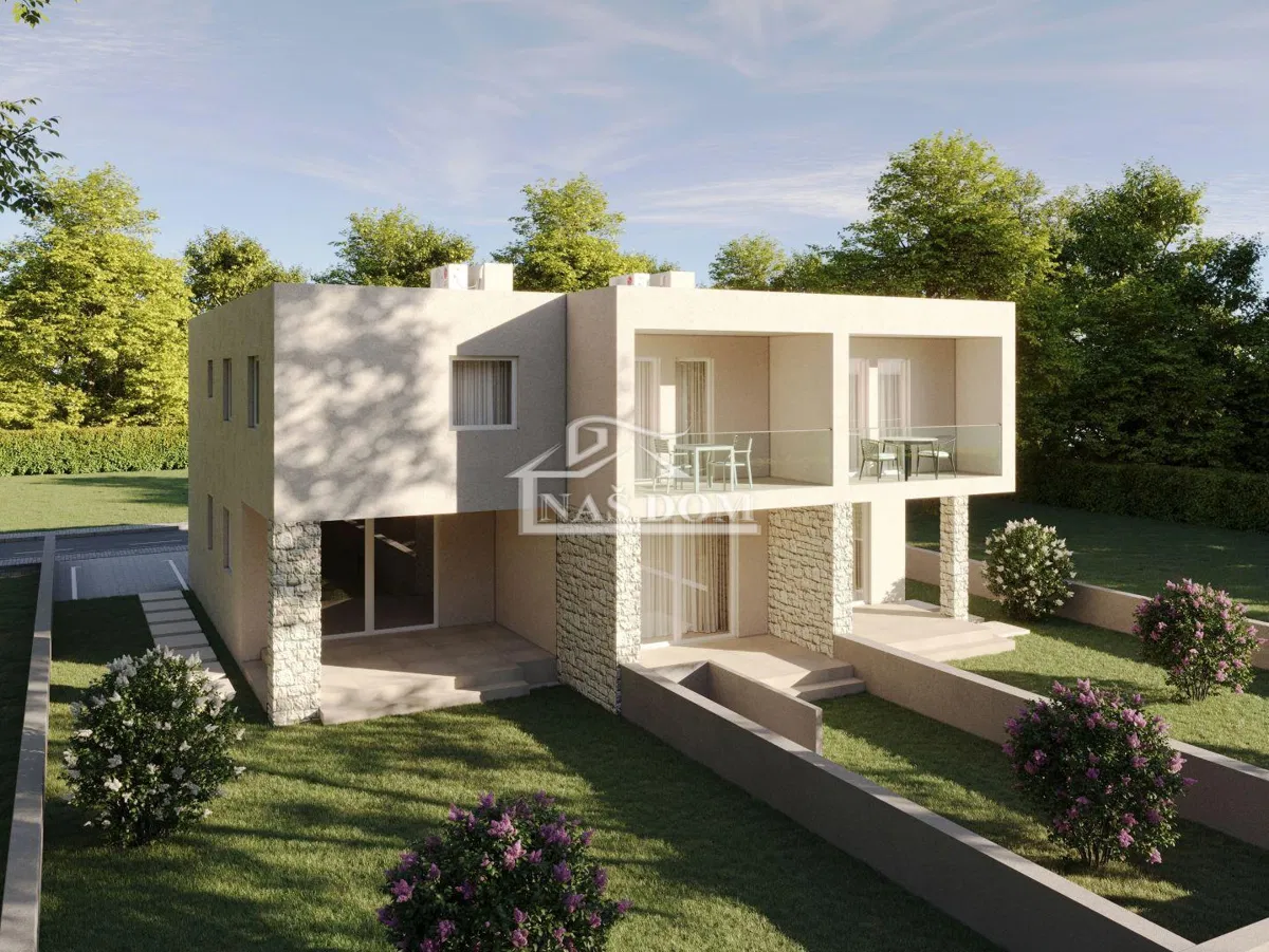 Vodice- **NOVOGRADNJA** dvoetažni stanovi s vrtom , 300 m od plaže
