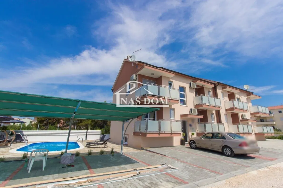 Vodice - dvojna kuća s 7 apartmana i bazen