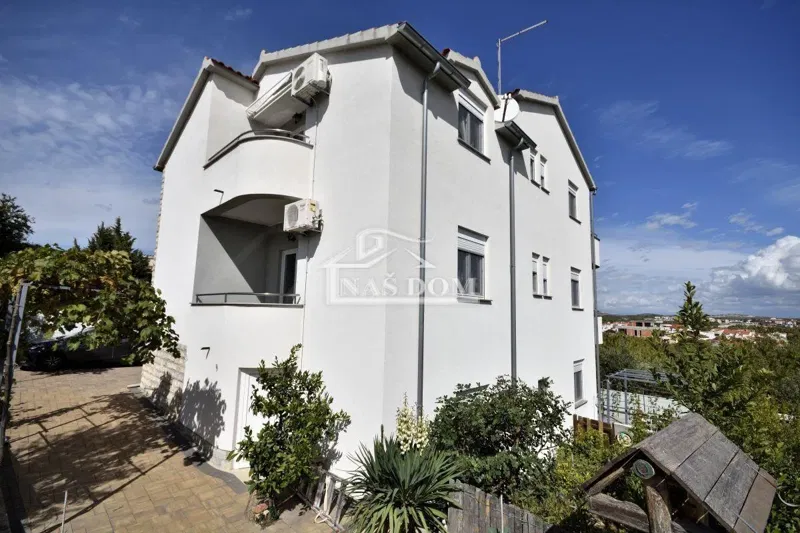 Vodice - Kuća s 5 apartmana, pogled na more