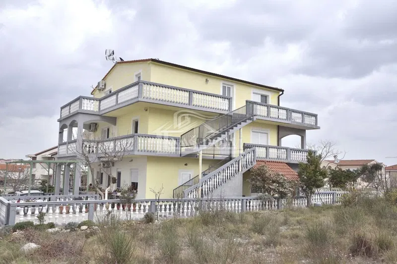 Vodice -Kuća dvokatnica s 6 apartmana , 373,15m2 , 800 m od plaže Hangar