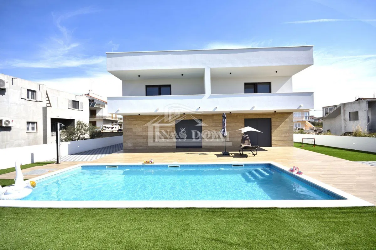 Vodice - Samostojeća kuća sa 3 apartmana, garažom i bazenom