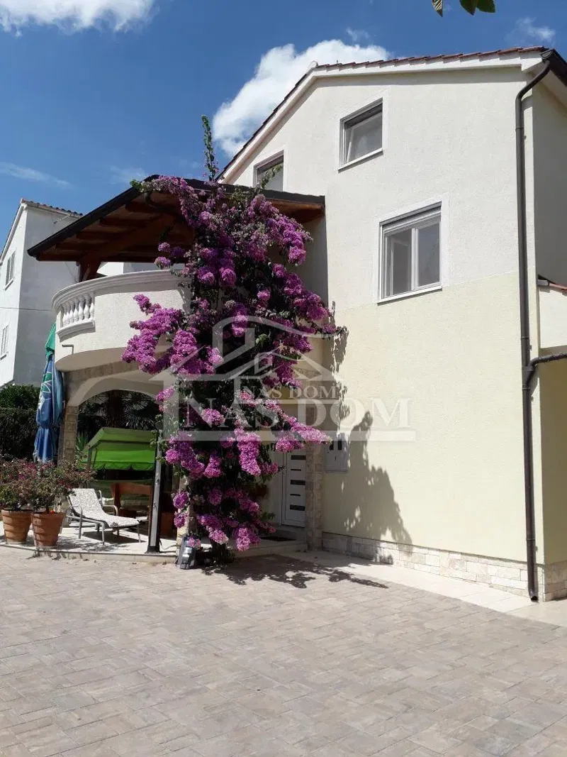 Vodice- Dvije kuće s ukupno 7 apartmana , 600 m od plaže
