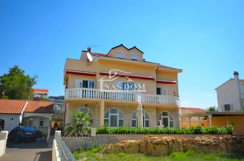 Srima, luksuzna kuća sa 5 apartmana, 50m od plaže