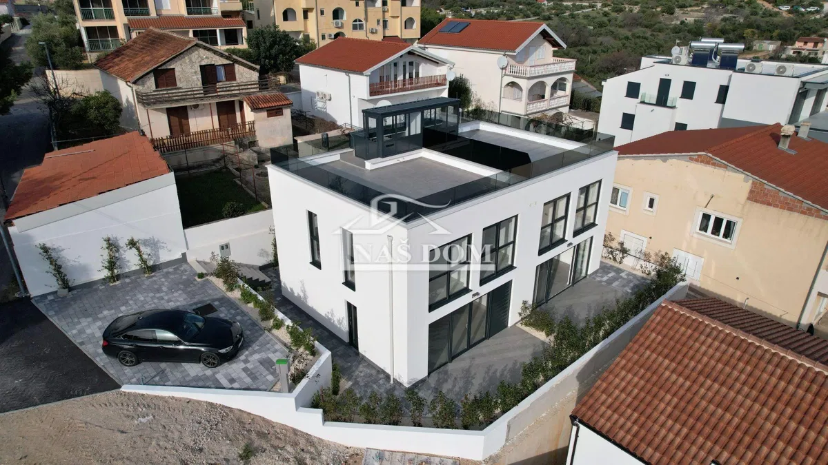 Tisno - S2 Luksuzna dvojna kuća na mirnoj lokaciji