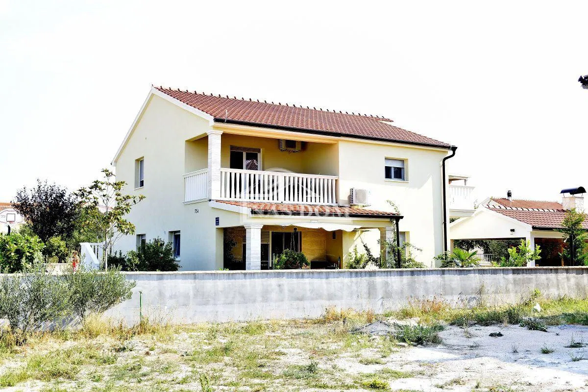 Vodice kuća s tri apartmana , vrt , sjenica