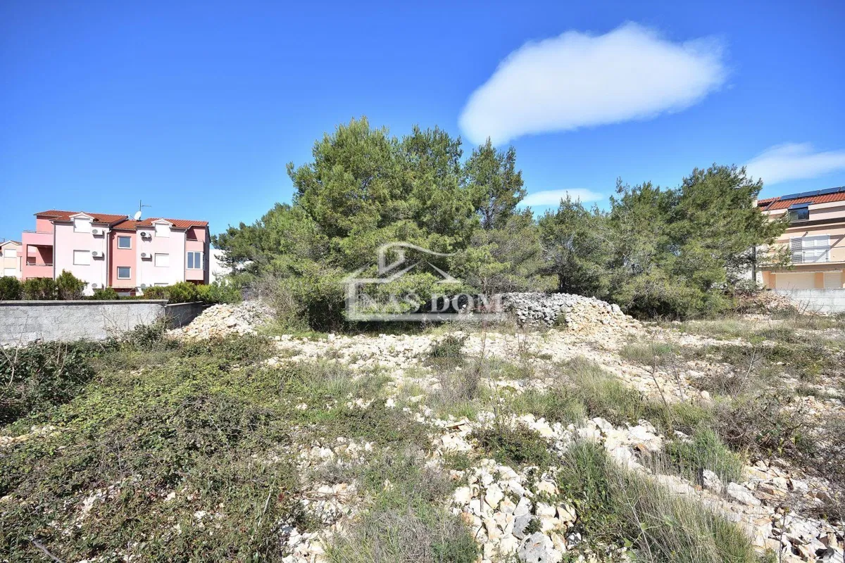 Vodice- građevinsko zemljište 1685 m2, 450 m od plaže