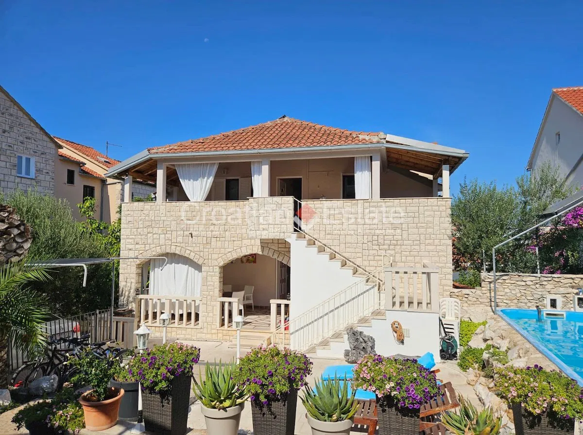 Otok Brač, Sutivan - stambeno-poslovni objekt / mini hotel