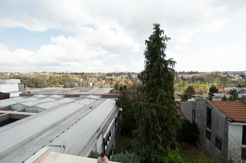 Ksaver, četverosoban troetažan stan 100 m2