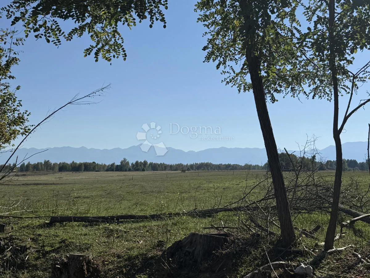 GRAĐEVINSKO ZEMLJIŠTE U PRIRODI S POGLEDOM NA VELEBIT