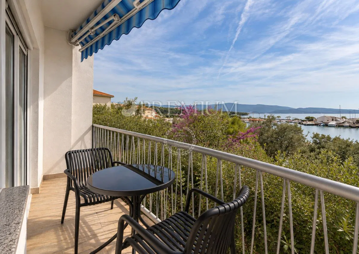 Grad Krk, apartman u centru, prvi red do mora!