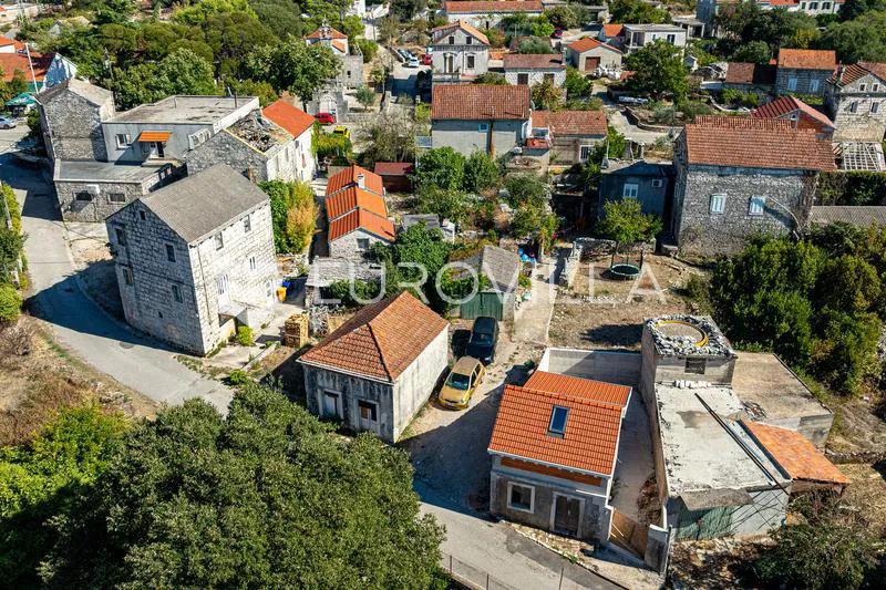 Otok Korčula, Žrnovo, nedovršena kuća u centru Žrnova