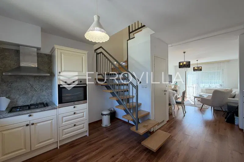 Đakovo, Centar, dvoetažan uređen trosoban stan, 73 m²