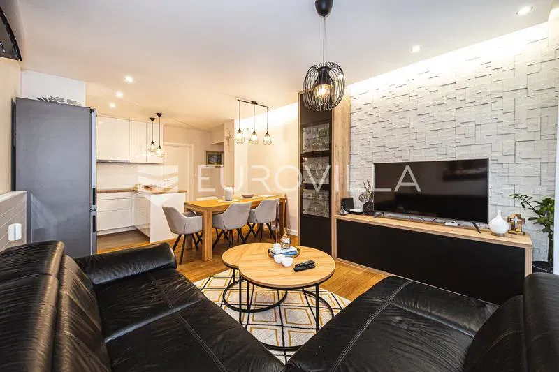 Zagreb, Špansko, atraktivan četverosoban stan 69 m² 22 m² natkrivene terase