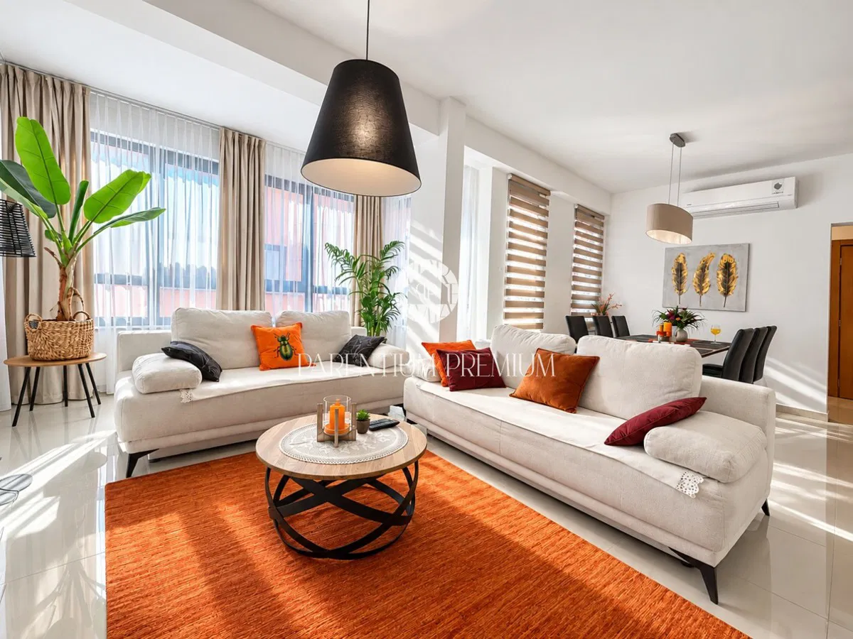 NOVIGRAD, ZENTRUM – Geräumige Wohnung mit Blick auf das Meer und den Hafen, nur 10 m vom Meer entfernt!