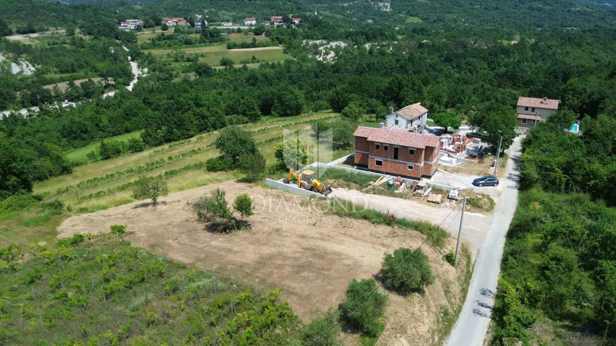 Središnja Istra, Pićan, okolica, građevinsko zemljište s dozvolom i projektom kuće s bazenom
