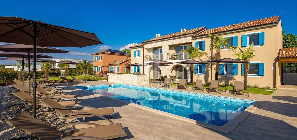 Poreč, okolica – atraktivan kompleks vile i apartmana s bazenom