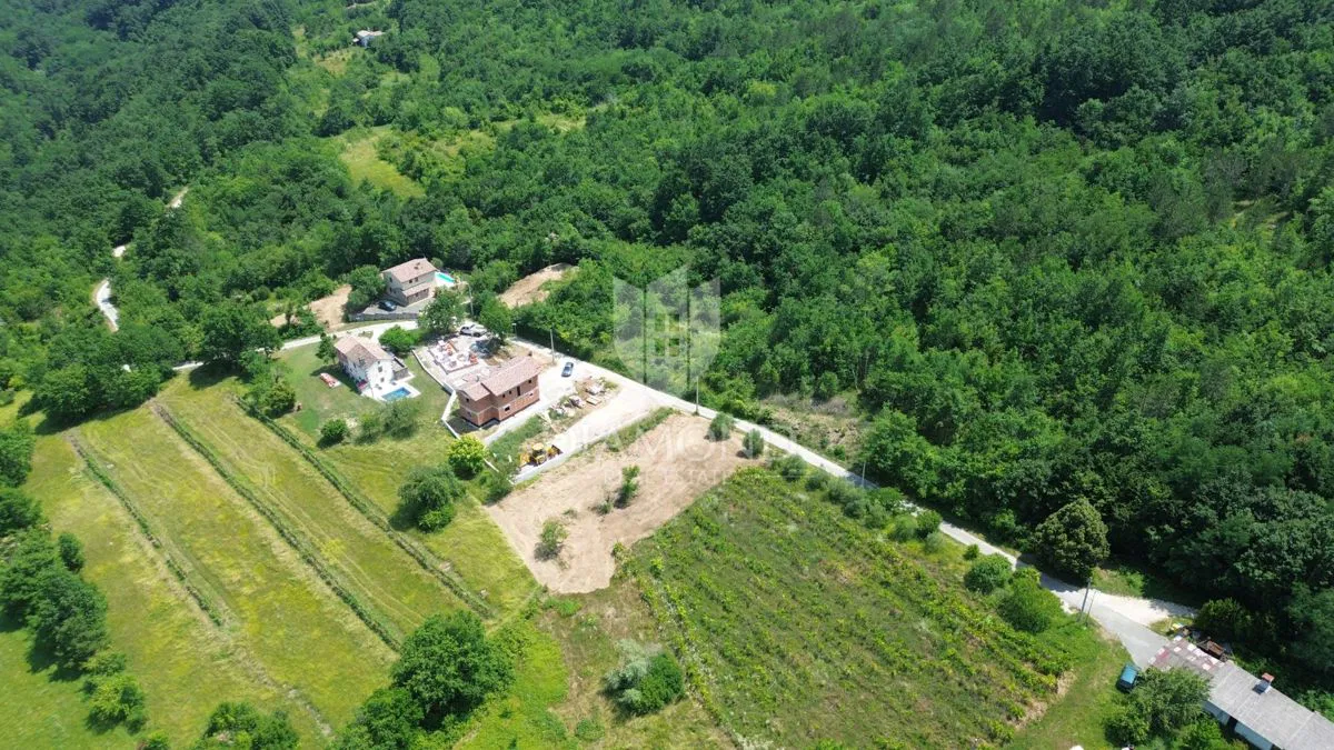 Središnja Istra, Pićan, okolica, zemljište sa ishodovanom građevinskom dozvolom i projektom