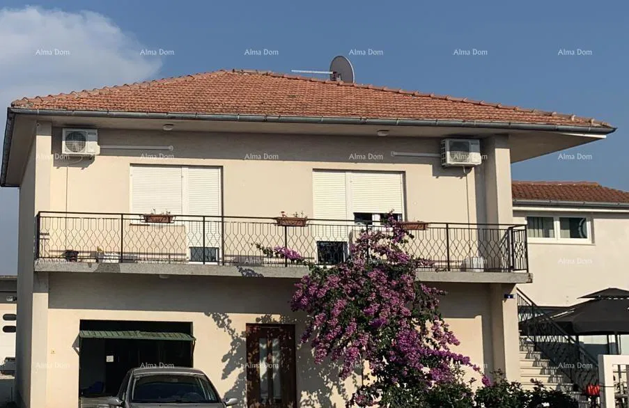 PULA – dvije kuće s velikim investicijskim potencijalom. Blizina Busolera. 2 km do centra grada