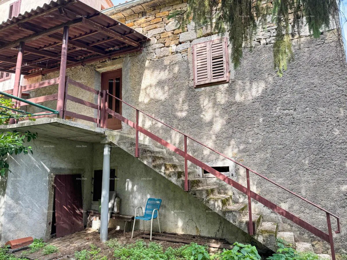 Prodaja- kamena istarska kuća s građevinskim zemljištem, u manjem mjestu, blizina Buzeta!