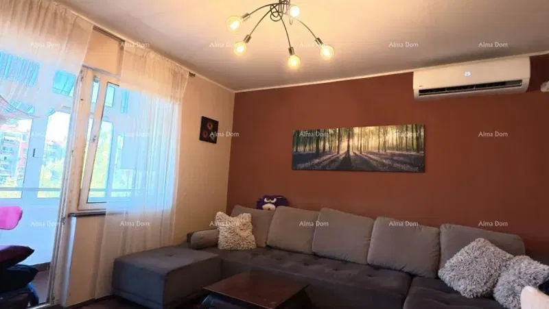 Prodaje se 3-sobni stan sa pogledom na more, na vrhunskoj lokaciji u Poreču blizina Picala.