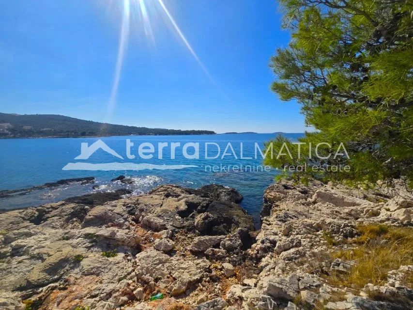 Kuća u okolici Primoštena - prvi red do mora na parceli površine 900 m2