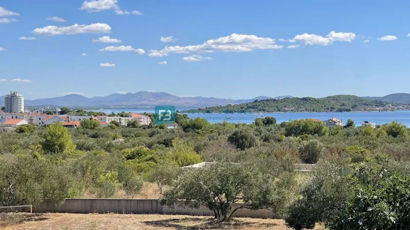 TRIBUNJ, novo, 1. kat, 650 m od plaže, pogled na more, 3 spavaće sobe, ostava