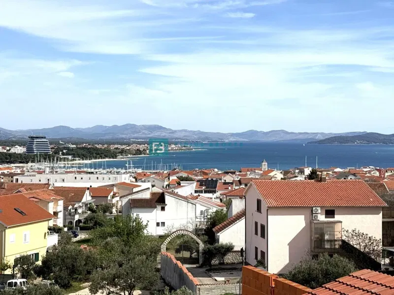 VODICE, novo, 1. kat + krovna terasa 85 m2, panoramski pogled na more, ostava, 2 parkinga
