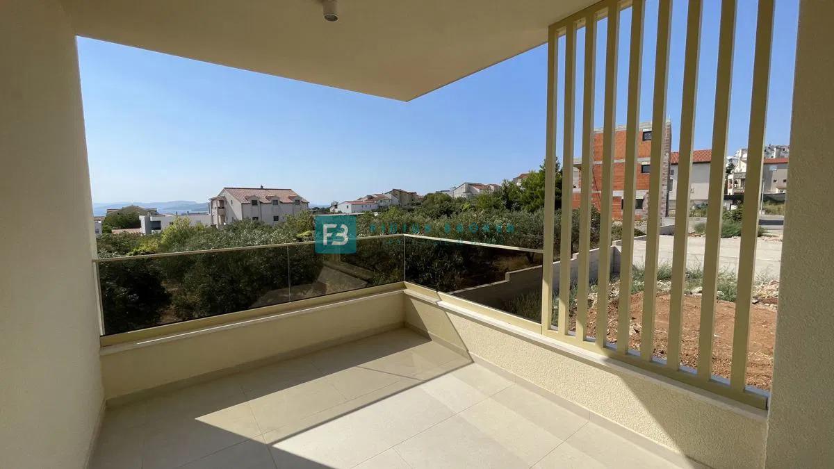 VODICE, novogradnja, 1. kat, 3 spavaće sobe, pogled na more, ostava