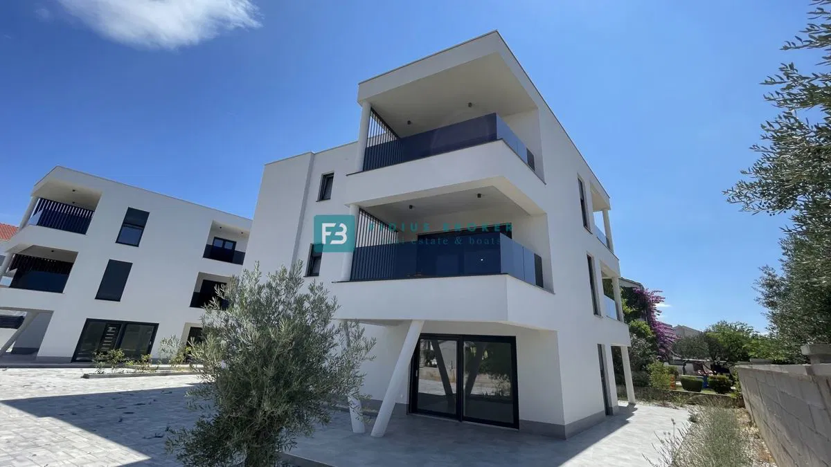 VODICE, novogradnja, 90 m2, useljivo, 1.kat, terasa, 2 spavaće sobe