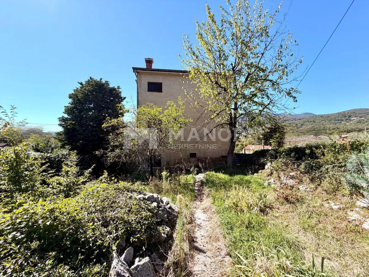 MATULJI - Samo kod nas! Samostojeća kuća s okućnicom