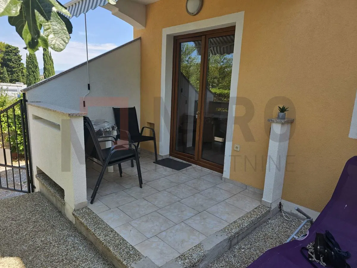 Malinska, namješteni apartman u prizemlju s okućnicom