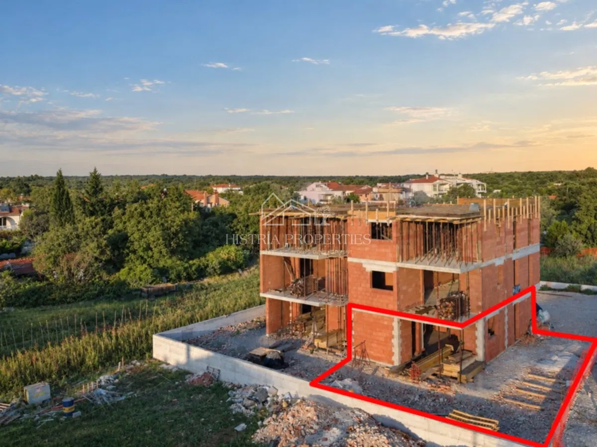 Stan sa velikim vrtom u kvalitetnoj novogradnji 800m od mora