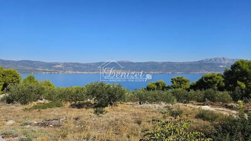 Čiovo, Slatine, atraktivno građevinsko zemljište 906 m2 s pogledom na more