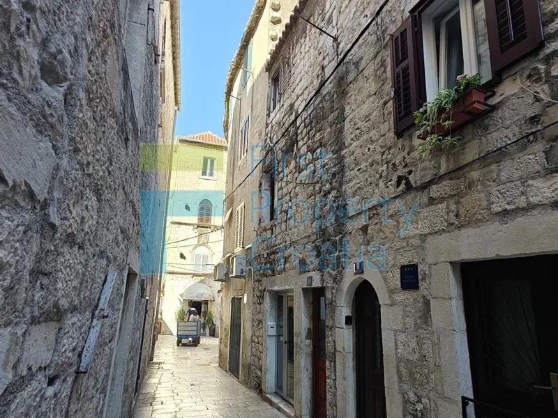 ST1773 Split: Dvoetažni povijesni objekt za totalnu obnovu