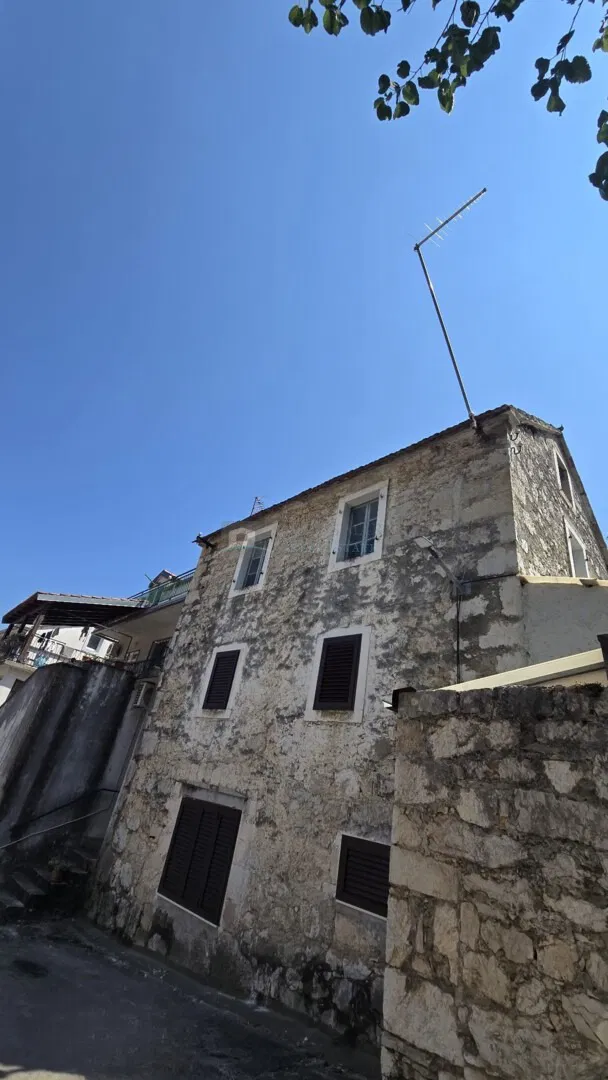 KUĆA ZA RENOVACIJU U ZATONU KOD ŠIBENIKA – IZVANREDAN POTENCIJAL BLIZU MORA