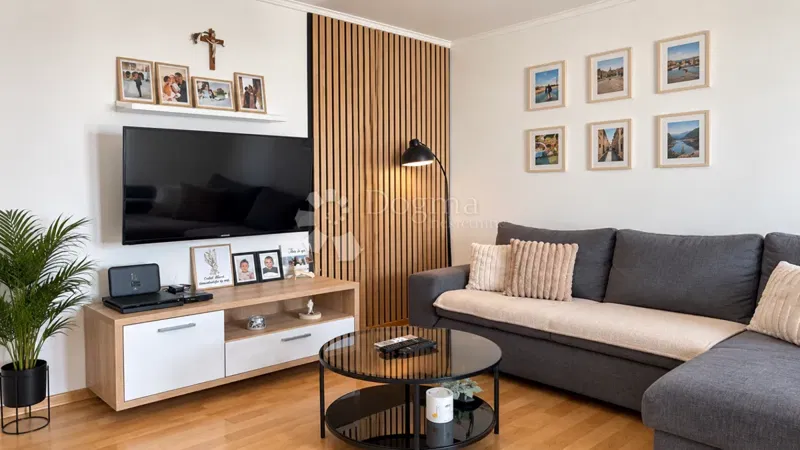 Vodice – potpuno namješten dvosoban apartman s dva balkona i parkingom