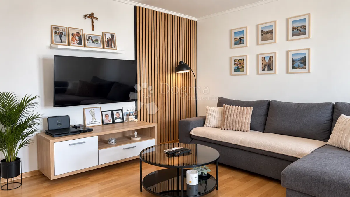 Vodice – potpuno namješten dvosoban apartman s dva balkona i parkingom