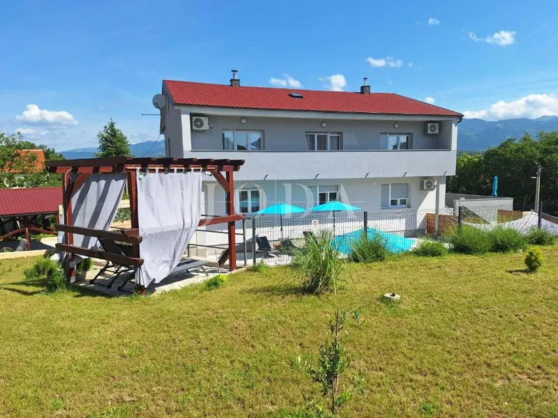 Kuća s bazenom i 3 stana