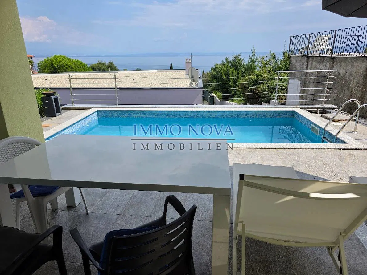 Lovran-stan sa bazenom i pogledom na more u blizini plaže