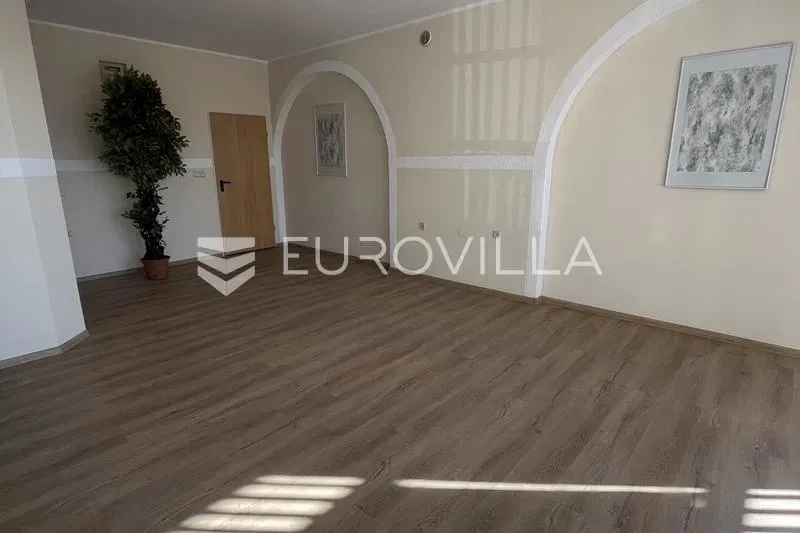 Slavonski Brod, Vinogradska cesta ured 50 m² za najam