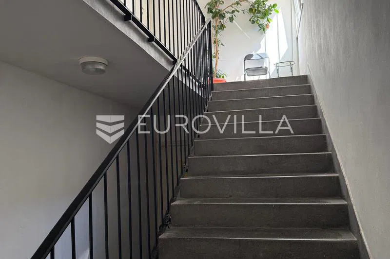 Zadar, Poluotok, stan 52,20 m² s dvije spavaće sobe, za adaptaciju