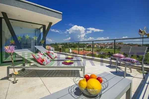 Penthouse in Vrsar mit großzügiger Terrasse – 800 m vom Meer entfernt