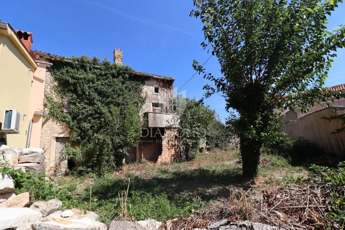 PRILIKA, Kamena kuća s velikim dvorištem u centru istarskog sela