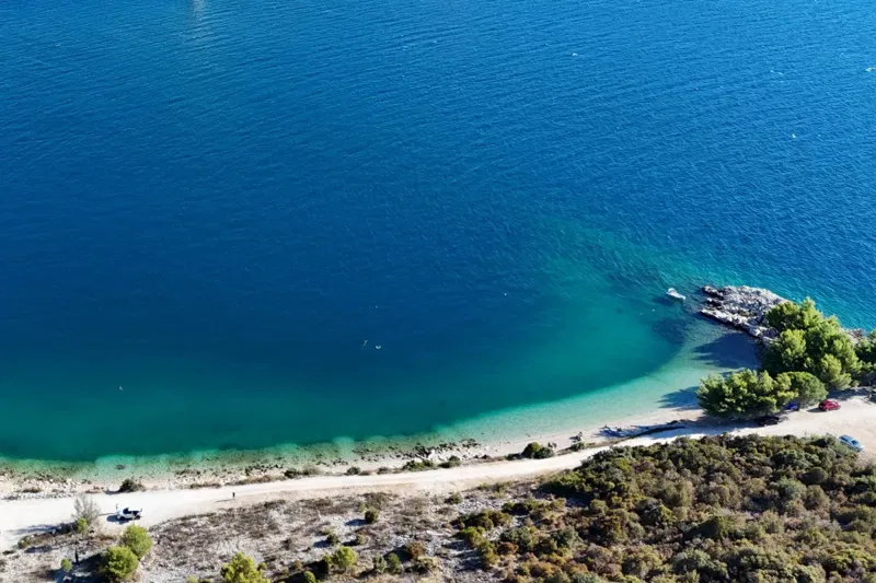 Obalna parcela s pogledom na Pelješki most