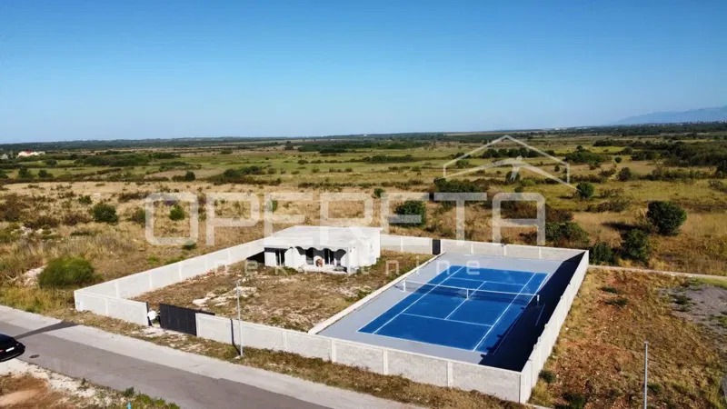 Građevinsko zemljište s kućom i teniskim terenom – Zemunik Gornji, 1.495 m²