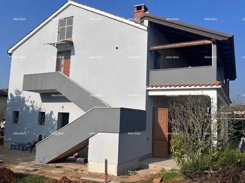 Poreč – stan na katu s vrtom.